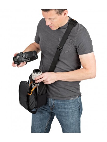 ProTactic Lens Exchange 200 AW Lowepro - 
Temporarily holds 2 lenses during exchange
Easy-grip main handle for smooth, single-ha