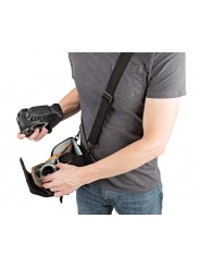 ProTactic Lens Exchange 100 AW Lowepro - 
Temporarily holds 2 lenses during exchange
Easy-grip main handle for smooth, single-ha