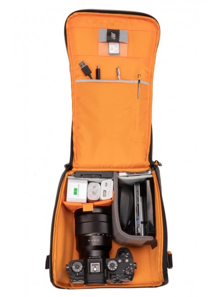 Lowepro GearUp Creator Box L II Lowepro - Die Innenteiler passen sich an, um die spiegellose Kamera und das zusätzliche Objektiv