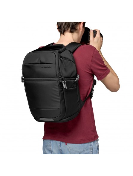 Advanced Fast Backpack III Manfrotto - 
Fits a full frame camera + 70-200/4 lens, 3 lenses + accessories
Versatile dual side acc