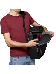 Advanced Fast Backpack III Manfrotto - 
Fits a full frame camera + 70-200/4 lens, 3 lenses + accessories
Versatile dual side acc