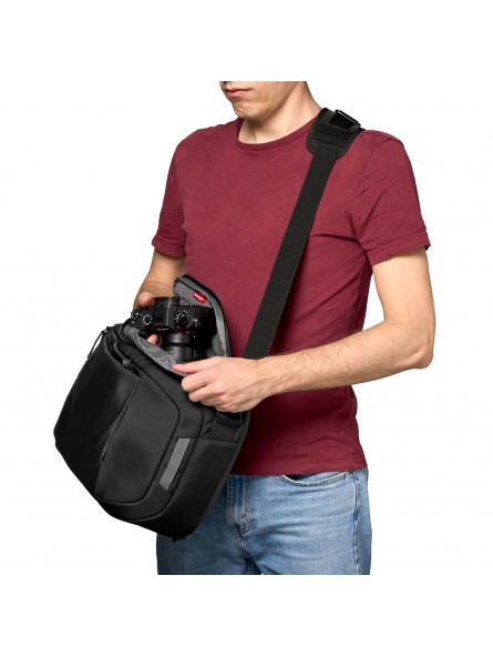 Advanced Hybrid Backpack III Manfrotto - 
Carry as backpack, shoulder bag, or handle bag to fit your style
Holds a DSLR or mirro