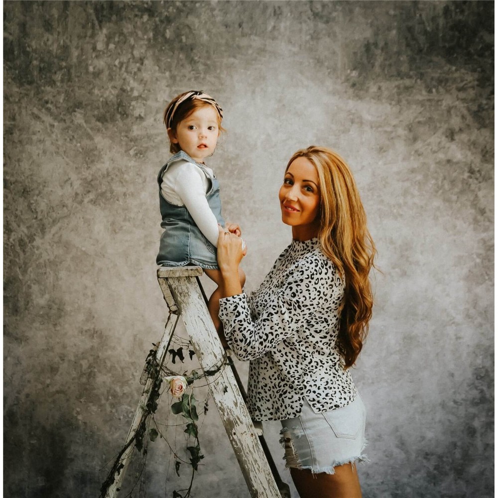 EzyFrame Vintage Background 2x2.3m Concrete Lastolite by Manfrotto - 
Rapid Assembly Aluminium Frame
Clip on Concrete Cover
Rigi